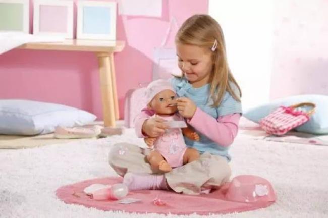 Лялька у житті дівчинки: чи потрібно купувати дитині такі іграшки