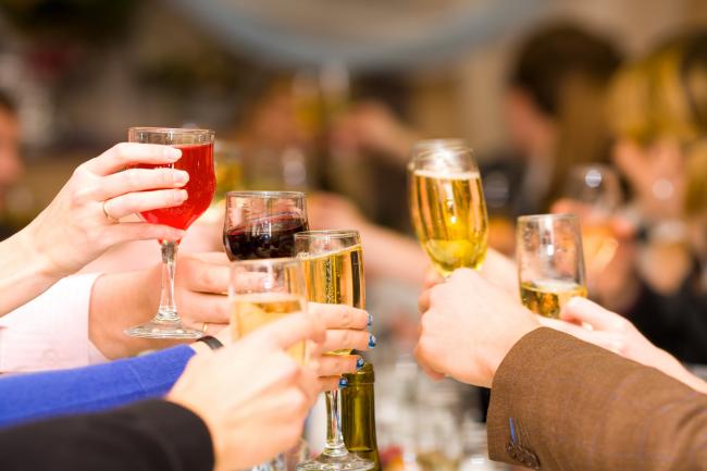 Як вживати алкоголь у новорічну ніч: поради лікаря-нарколога