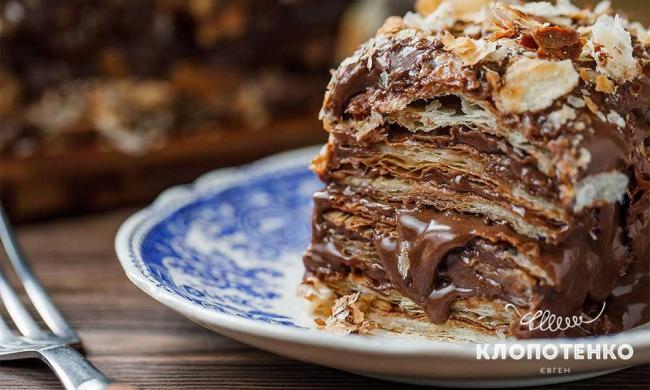 Неймовірно ніжний та смачний: простий рецепт торта Наполеон із шоколадним кремом