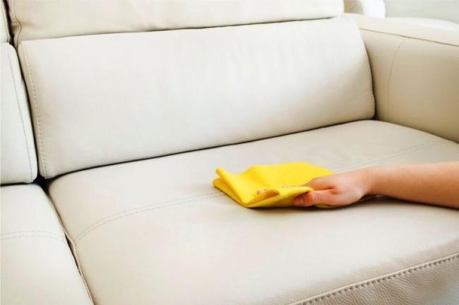 Прості способи очищення дивану від старих плям в домашніх умовах