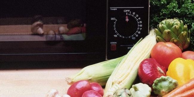 Чи шкідливо готувати овочі в мікрохвильовці