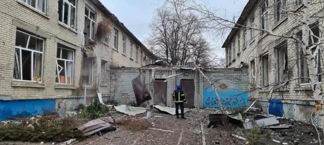 У Сєвєродонецьку ворожий снаряд влучив у дитячий садок: 8 дітей у підвалі