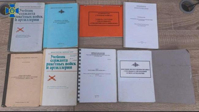 Підручники та кольорові маркери: СБУ показала, що мали при собі російські солдати