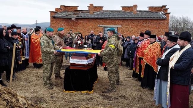 На Тернопільщині попрощались із матросом, який разом із собою підірвав міст, аби зупинити ворога