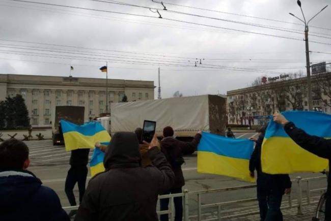 У Херсоні люди вийшли з прапорами проти окупації міста