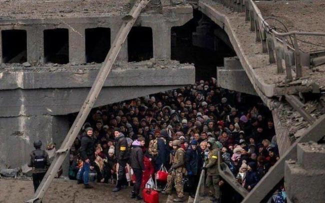 Трагічне фото дня: в Ірпені люди ховаються від ударів ворожої авіації