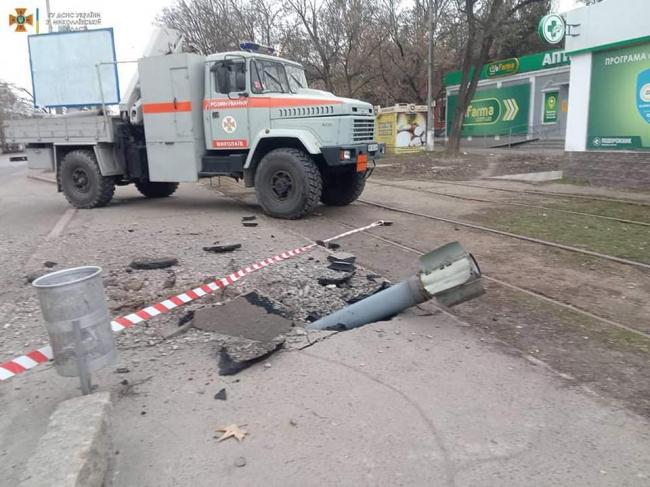 Снаряди застрягли на тротуарах: у Миколаєві піротехніки розміновують житлові сектори