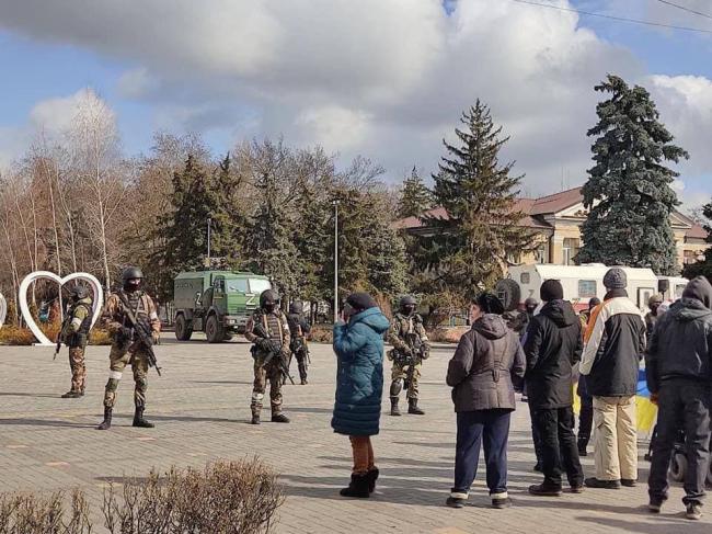 До Скадовська увійшли російські війська: люди вийшли на протест та женуть окупантів геть