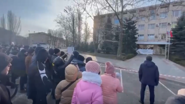 У Мелітополі близько 2 тисяч людей вийшли на мітинг і вимагають звільнити мера міста (ВІДЕО)