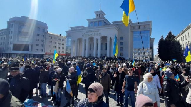 У Херсоні - багатотисячний мітинг: окупанти відкрили вогонь (ВІДЕО)