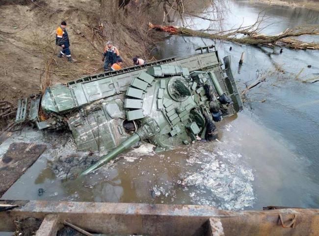 На Сумщині з річки дістали затонулий російський танк