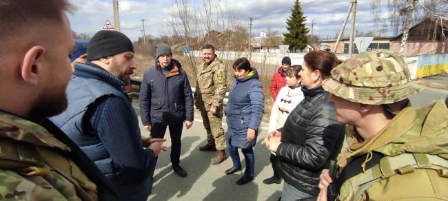 "Ми не могли їх вигнати голими руками. Але нам вдалося переконати ворога і добитися, щоб він нас залишив", - посадовець смт із Чернігівщини