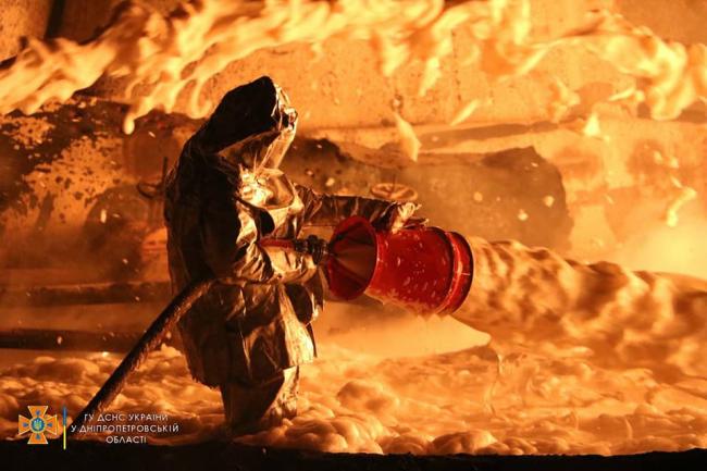 Рятувальники показали наслідки ракетного удару по Дніпропетровщині (ФОТО)