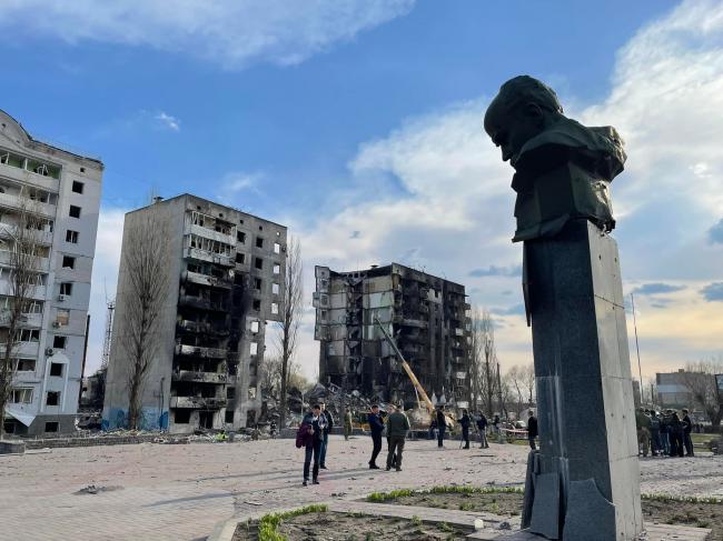 З-під завалів двох розбомблених будинків у Бородянці вже дістали тіла 26 загиблих