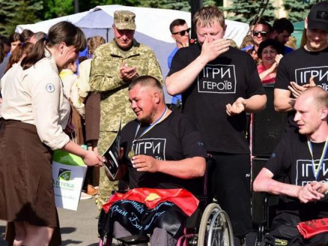 "З такими захисниками нас не здолати": військовий, який лишився двох ніг в АТО, служить на блокпосту