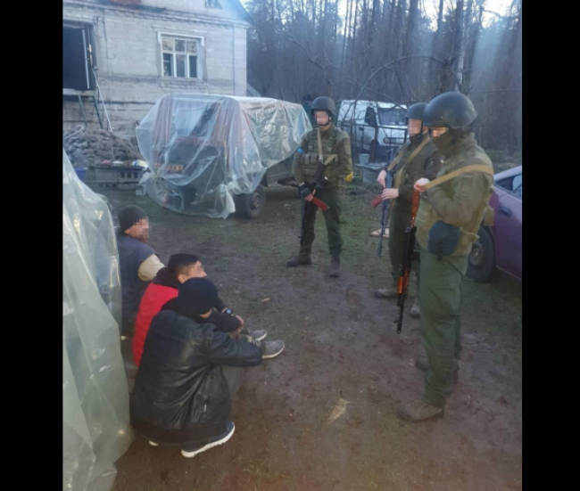 В Ірпені підозрілі чоловіки "привели" військових прямо до складу з награбованим майном