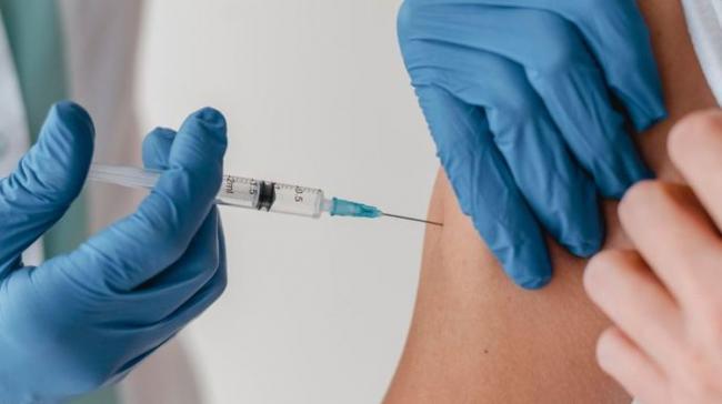 В Україні дозволили одночасно вводити вакцини проти COVID-19 та інших хвороб