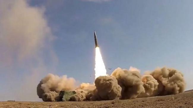 У Дніпрі військові РФ влучили ракетою по СТО - під завалами перебувають люди 