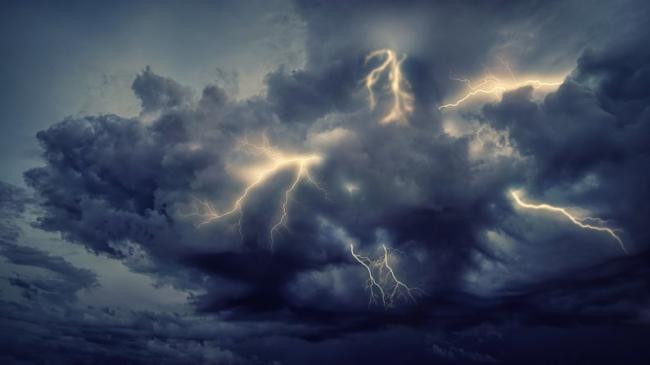 На Рівненщині - штормове попередження через грози та пориви вітру