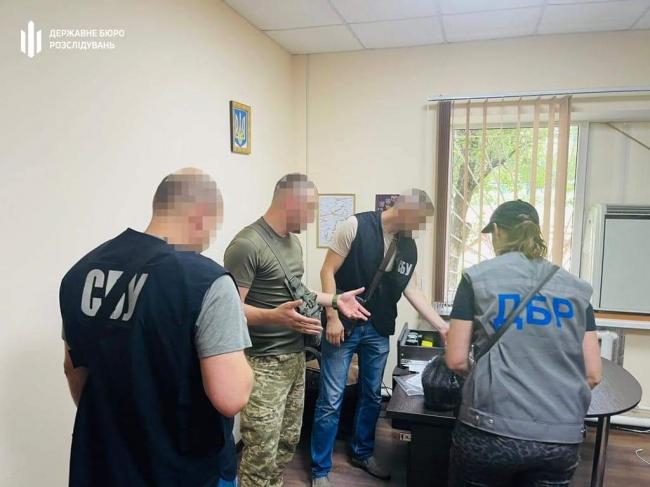 На Полтавщині начальника одного з районних військкоматів викрили на хабарі