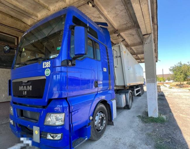 На українському кордоні водій з Румунії нелегально перевозив майже 200 пачок цигарок і втратив вантажівку
