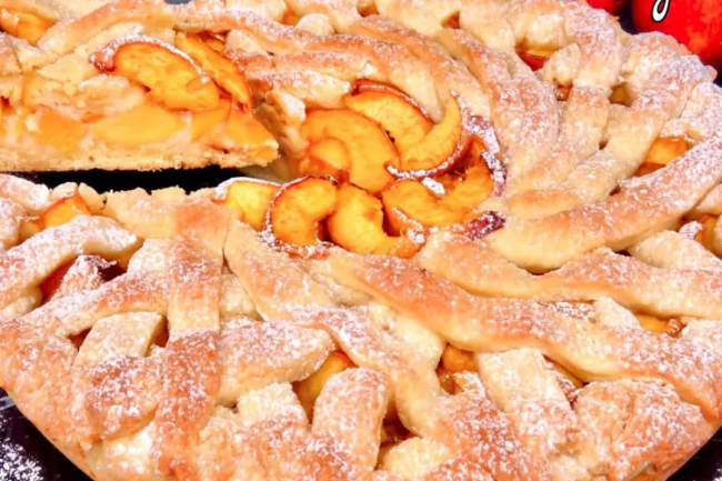 Ароматний і дуже красивий персиковий пиріг: обов`язковий десерт для цього літа
