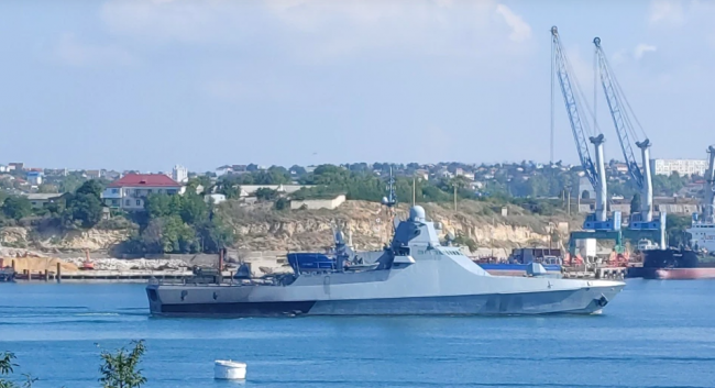 У Севастопольську бухту зайшов військовий корабель РФ з обпаленим бортом