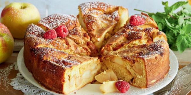 Найпростіший і смачний рецепт шарлотки з яблуками — пиріг тане в роті