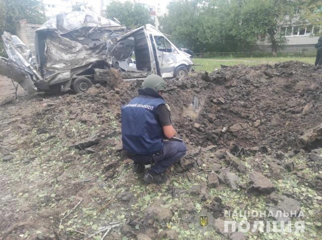 Обстріл Харківщини: одна із ракет влучила поруч із багатоповерхівкою, пошкоджено 15 авто