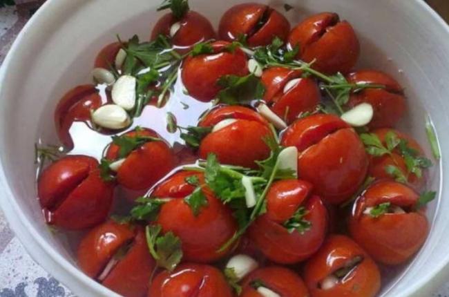Запашні квашені помідори з часником: за півтори доби будуть готові