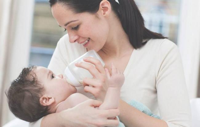Як зціджувати грудне молоко: кому та навіщо це робити