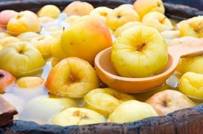 Мочені яблука на зиму: рецепт, який хвалять усі господині