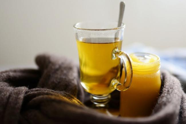Як правильно додавати мед в чай, щоб зберегти корисні властивості