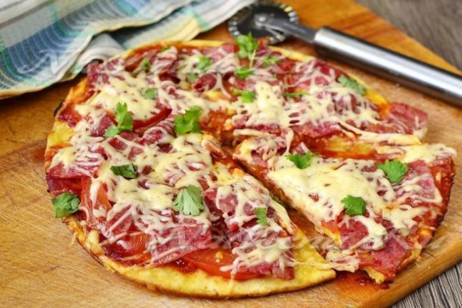 Швидка піца на сковороді: всього за 10 хвилин і апетитна випічка готова