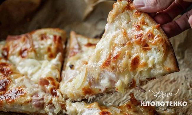Піца на кефірі з картоплею та беконом: рецепт, який потішить рідних