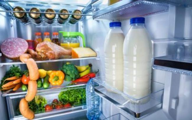 Скільки часу можна насправді тримати продукти в холодильнику після відключення світла: відповідь експертів