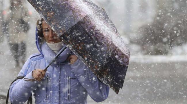 Ожеледиця та мокрий сніг: на Рівненщині оголосили штормове попередження