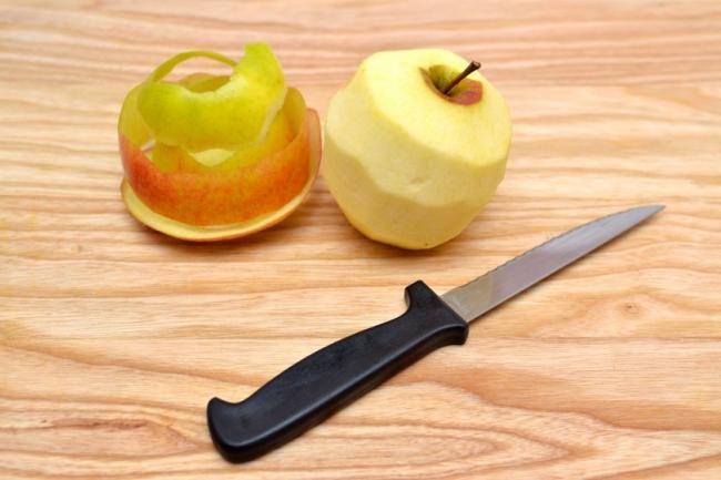 Чому не потрібно викидати яблучну шкірку: ідеї, як її розумно використовувати