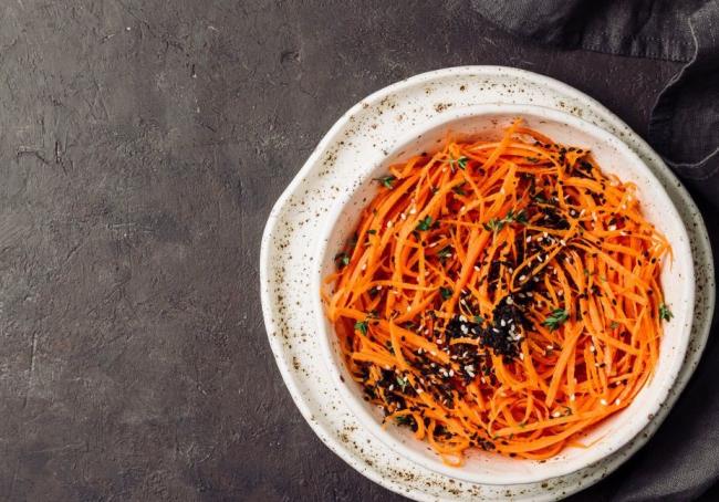 Салат з курячою печінкою та морквою по-корейськи: рецепт для святкового столу