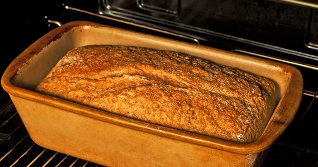 Пухкий, ароматний та смачний домашній хліб в духовці: 25 хвилин і готовий