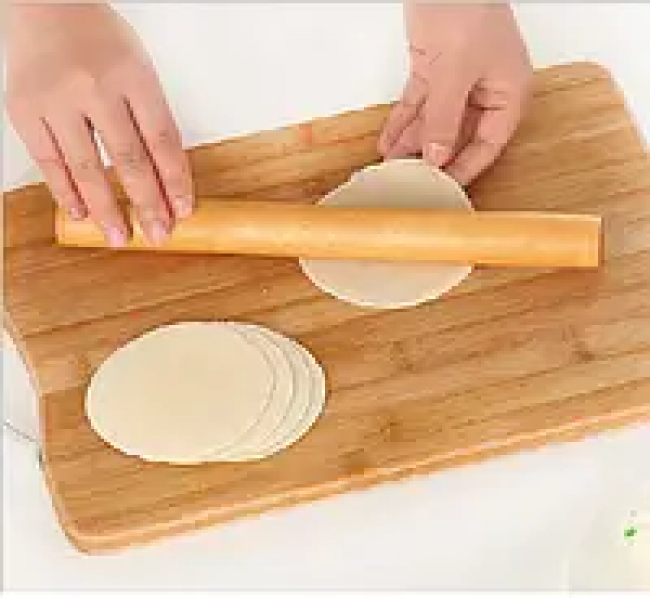 Липне до столу або ж качалки: як правильно розкачувати тісто, щоб воно стало тонким