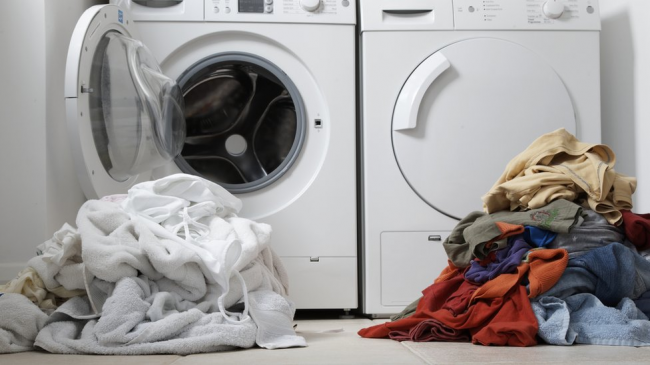 Більше не буде втрачати колір: як зберегти яскравість тканини під час прання 