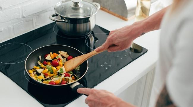 Поради, які допоможуть продовжити життя керамічній сковороді