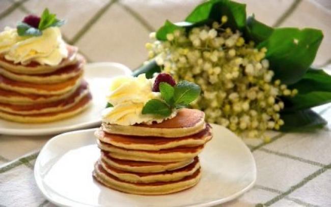 Панкейки: простий рецепт американських млинців до сніданку
