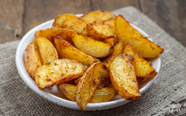 Ароматна картопля, запечена в духовці: найкращий рецепт