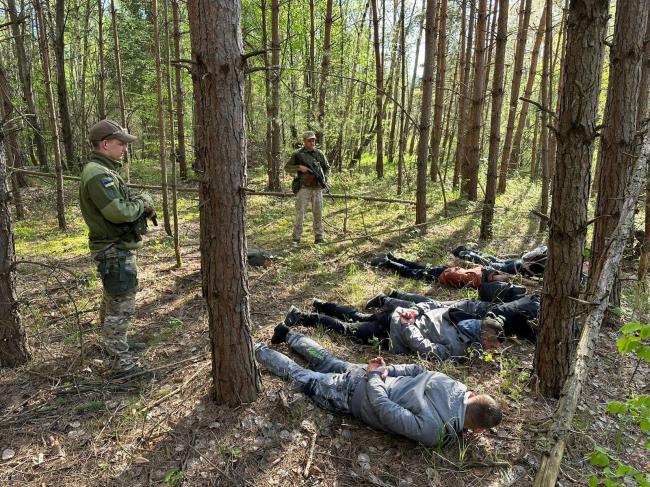 Прикордонники біля кордону з Польщею затримали 5 чоловіків, які хотіли втекти з країни