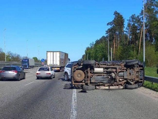 Від удару “Lexus” перекинуло на бік: на Київщині сталася аварія