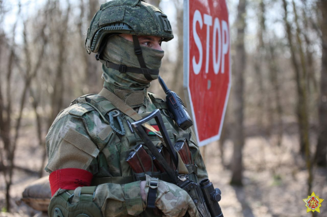 Військові Білорусі кажуть, що на них напав водій вантажівки із вибухівкою