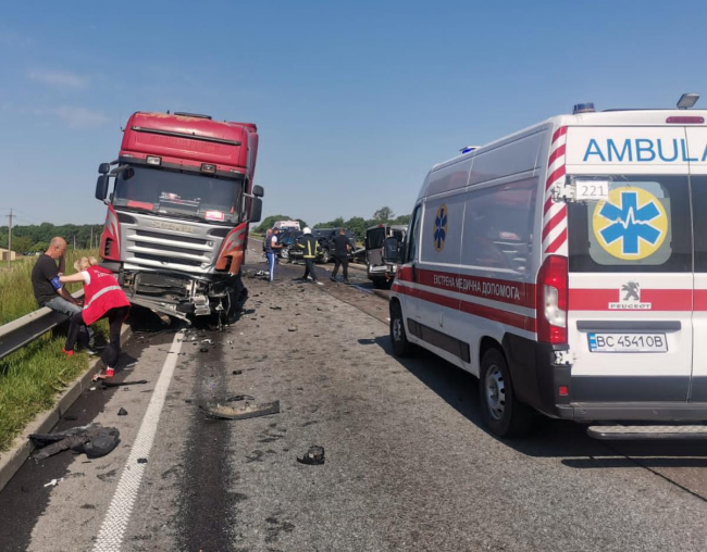 Масштабна ДТП за участю п’ятьох автівок сталась на Львівщині: є загиблий