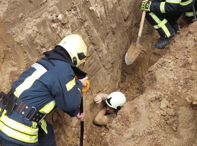 У Луцьку двох чоловіків засипало землею у траншеї: що відомо